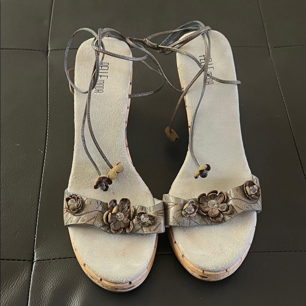 Pelle Moda Women's Brown Floral Sandals